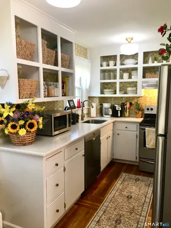 $299,000 | 10 Woods Lane, Simsbury, CT 06070