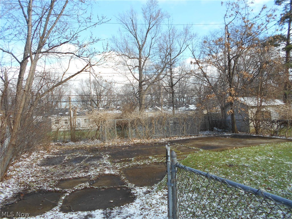 2027 North Green Road Cleveland, OH 44121 - Photo 10 of 11