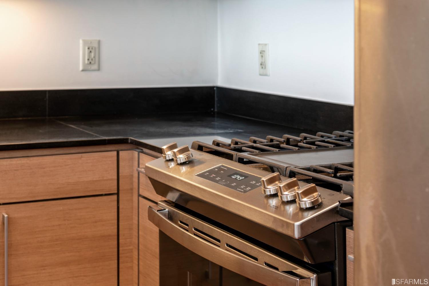 200 2nd Street, Unit 514 Oakland, CA 94607 - Photo 4 of 26 a close view of stove top oven