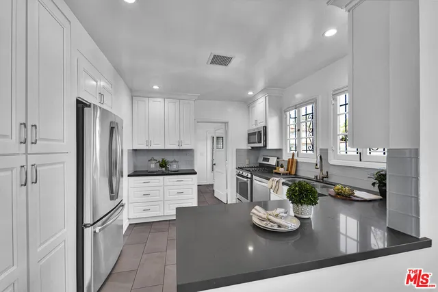 $6,995 | 203 South Detroit Street, Los Angeles, CA 90036