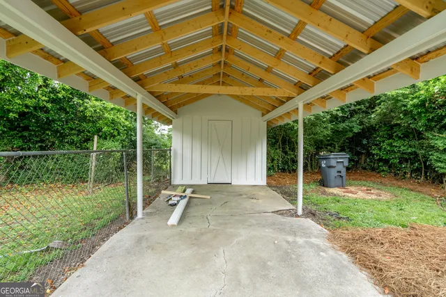 a view of a backyard