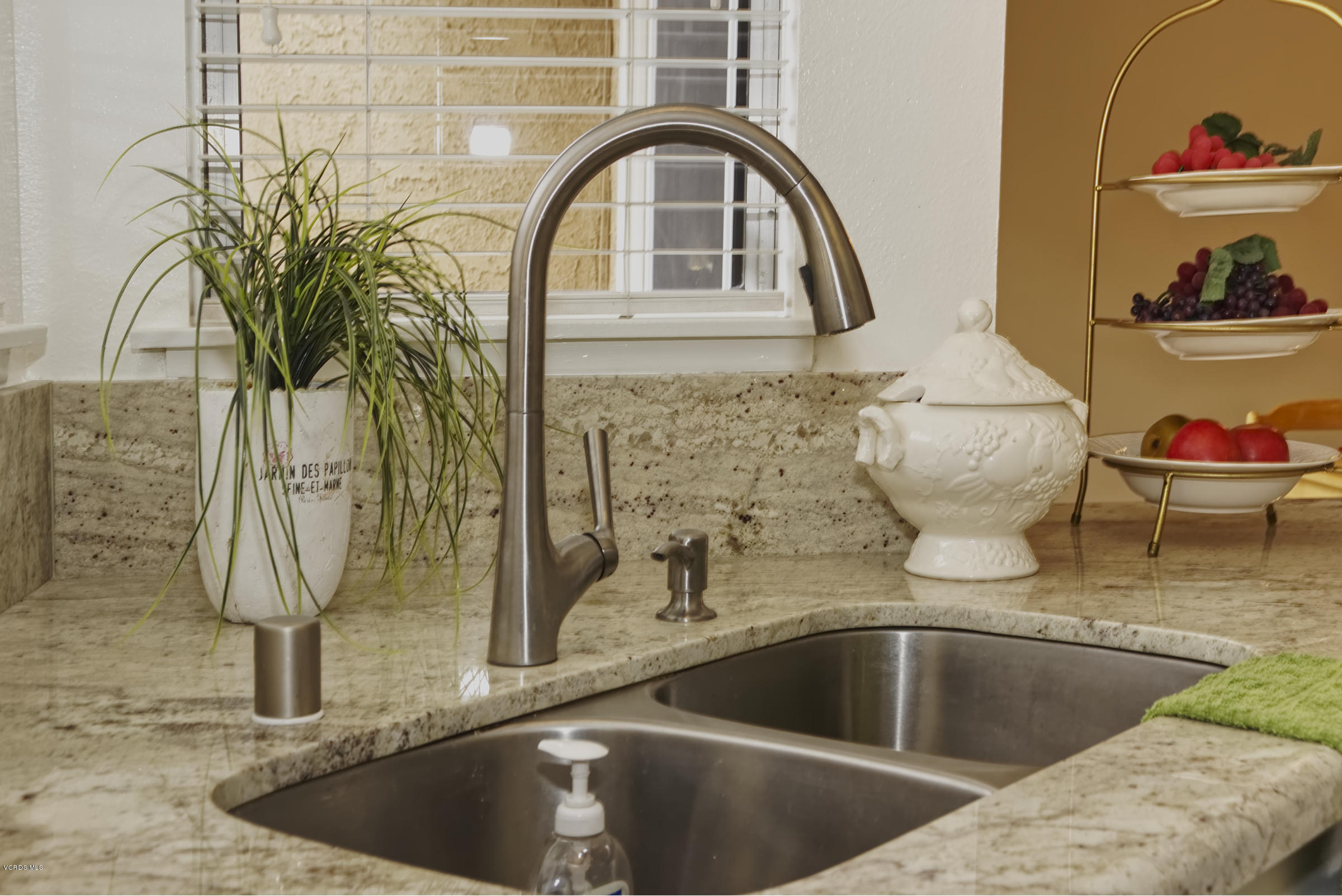 326 Kanan Road Oak Park, CA 91377 - Photo 2 of 35 kitchen counter