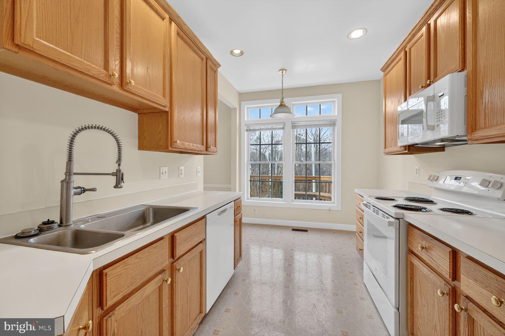 6652 Debra Lu Way Springfield, VA 22150 - Photo 7 of 36