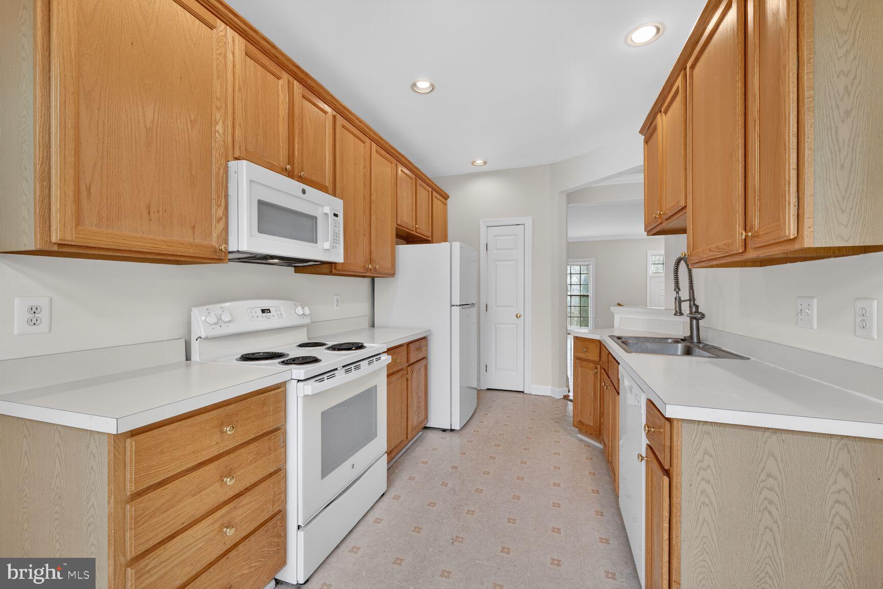 6652 Debra Lu Way Springfield, VA 22150 - Photo 8 of 36