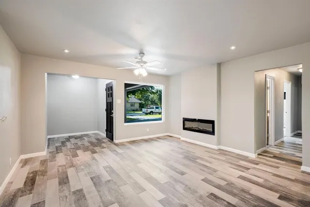 a view of a livingroom with a workspace