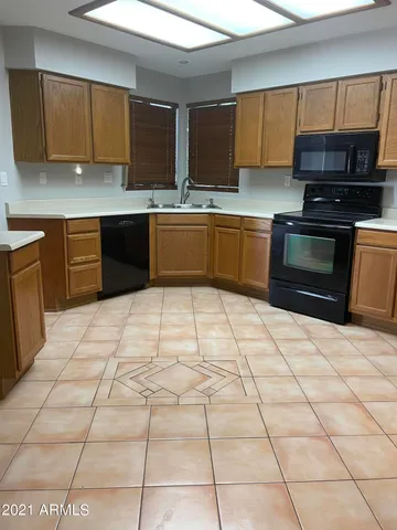 a view of a house with backyard