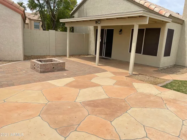 a view of a backyard