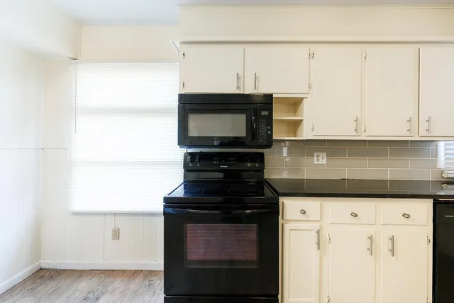 a view of an empty room with a ceiling fan