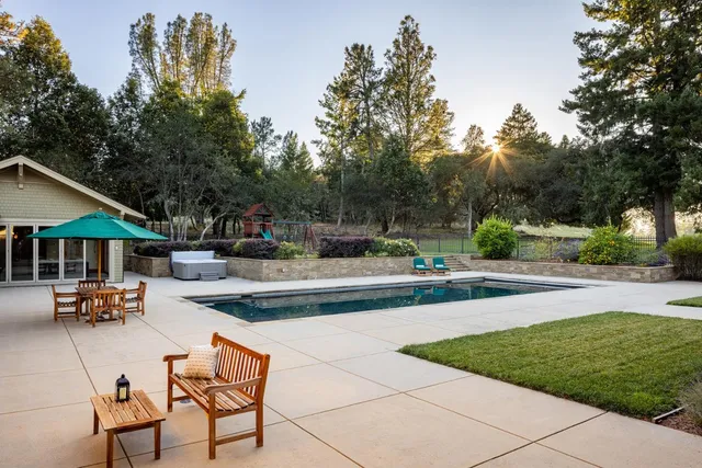 a view of a house with a yard table and chairs