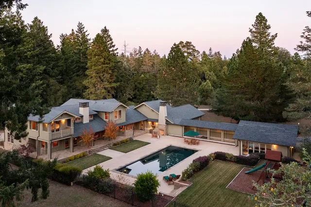 a view of yard with trees