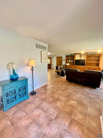 $334,500 | 2021 Morningside Drive, Emporia, KS 66801