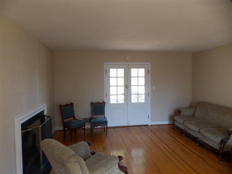 353 Walnut Road Salem, VA 24153 - Photo 3 of 13 LivingRoom