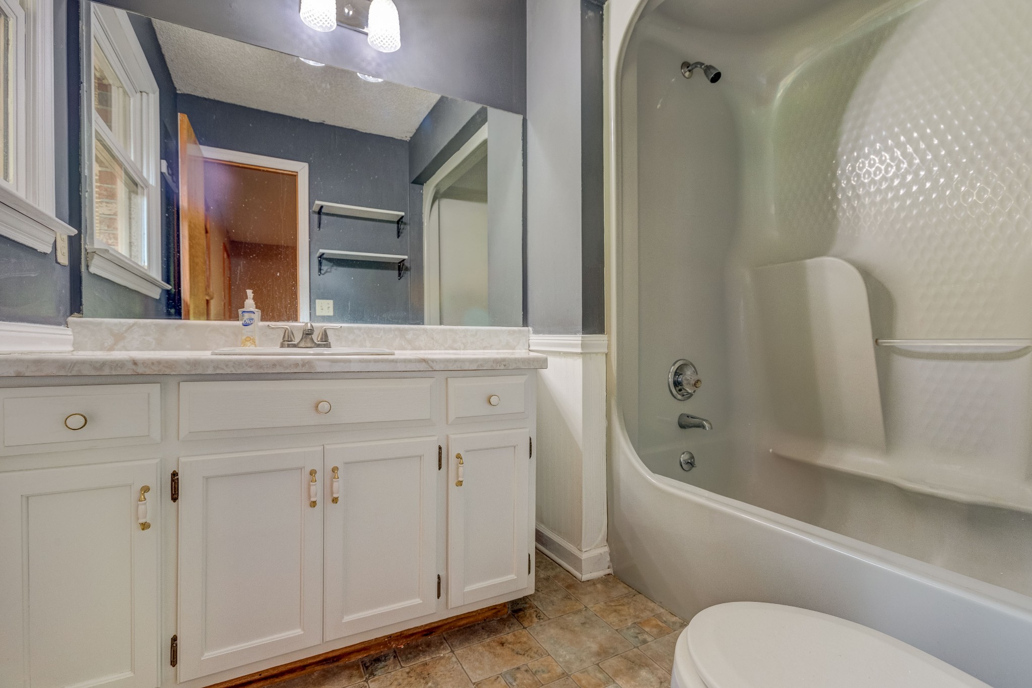478 Brandon Road Manchester, TN 37355 - Photo 29 of 50 a bathroom with a sink a toilet and a bathtub