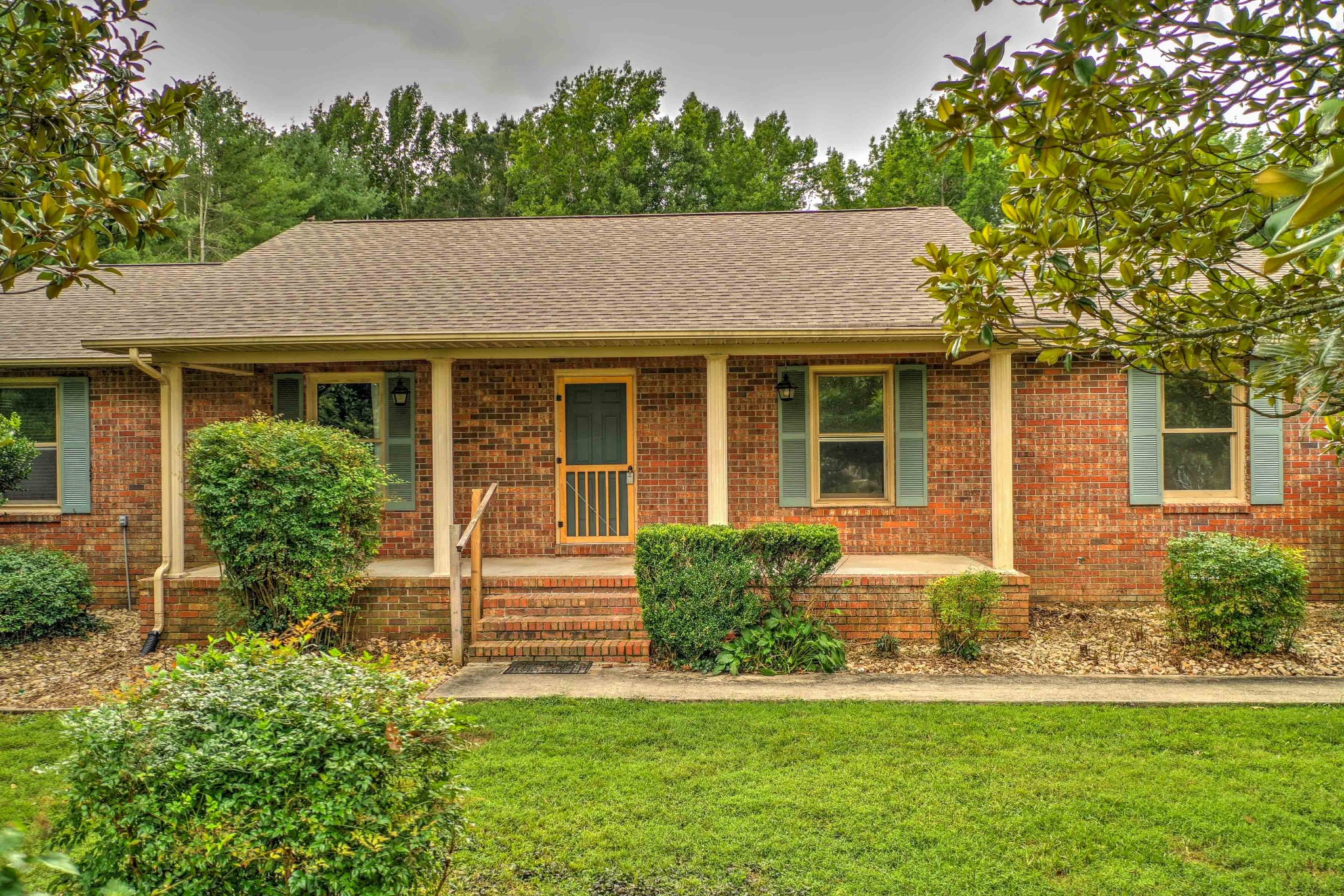 478 Brandon Road Manchester, TN 37355 - Photo 4 of 50 a front view of a house with a yard