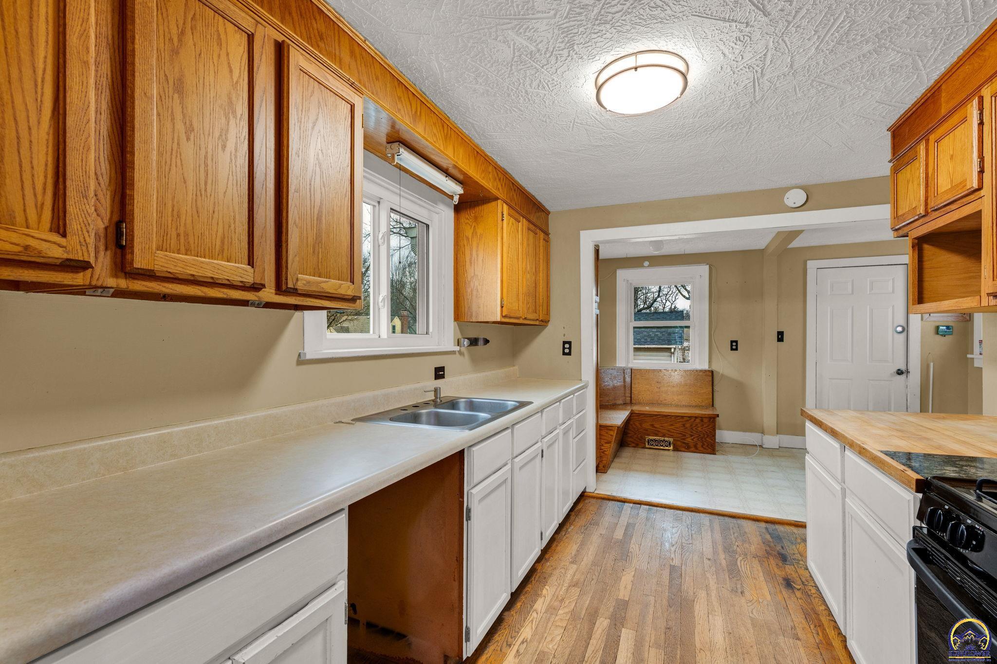 1147 Southwest Webster Avenue Topeka, KS 66604 - Photo 13 of 36