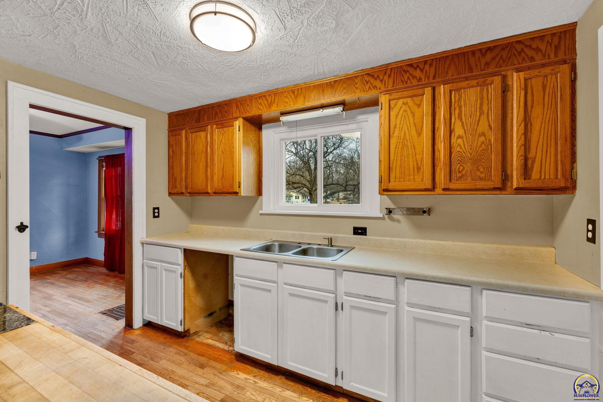 1147 Southwest Webster Avenue Topeka, KS 66604 - Photo 14 of 36