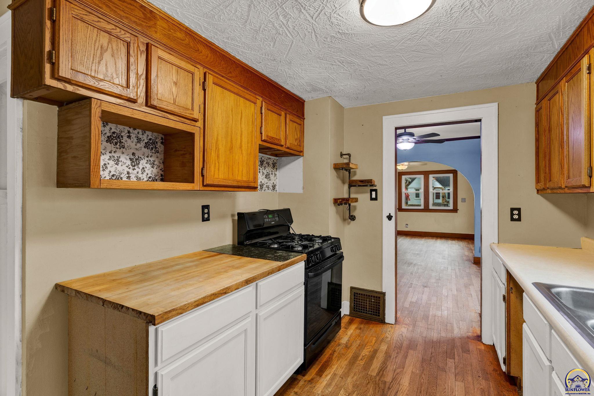 1147 Southwest Webster Avenue Topeka, KS 66604 - Photo 15 of 36