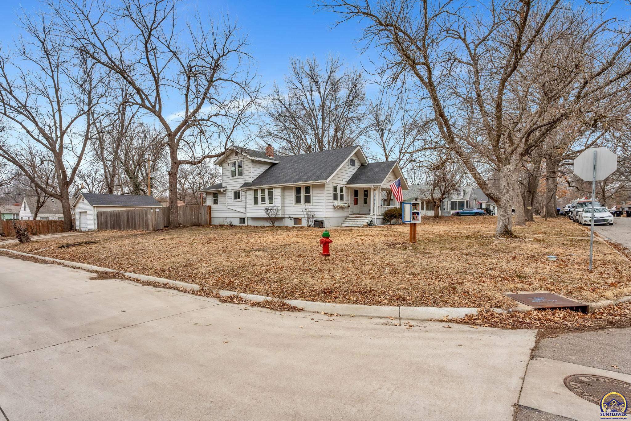 1147 Southwest Webster Avenue Topeka, KS 66604 - Photo 2 of 36