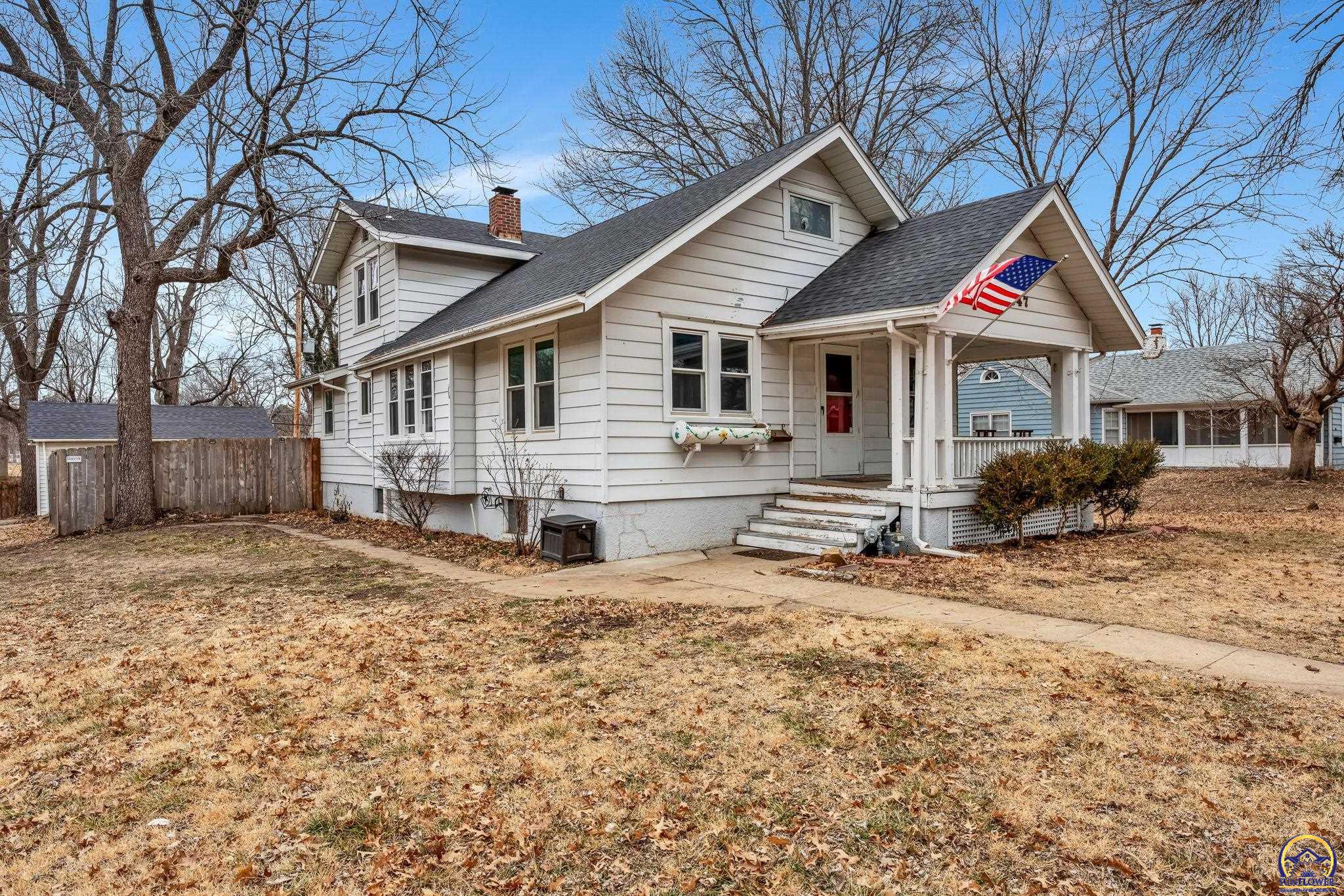 1147 Southwest Webster Avenue Topeka, KS 66604 - Photo 3 of 36