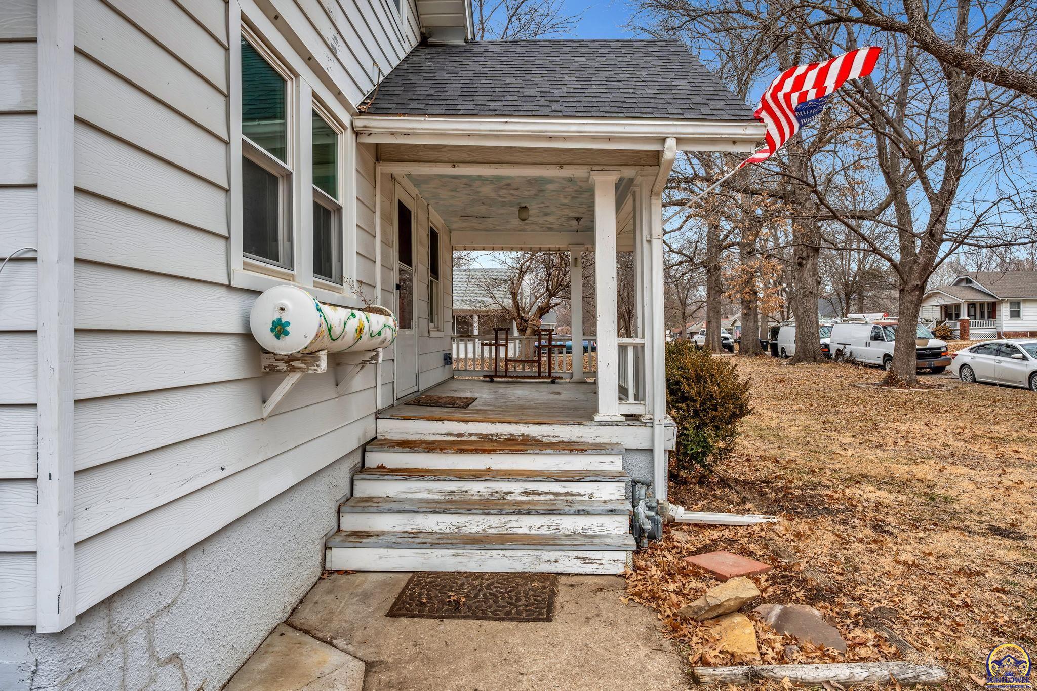 1147 Southwest Webster Avenue Topeka, KS 66604 - Photo 5 of 36
