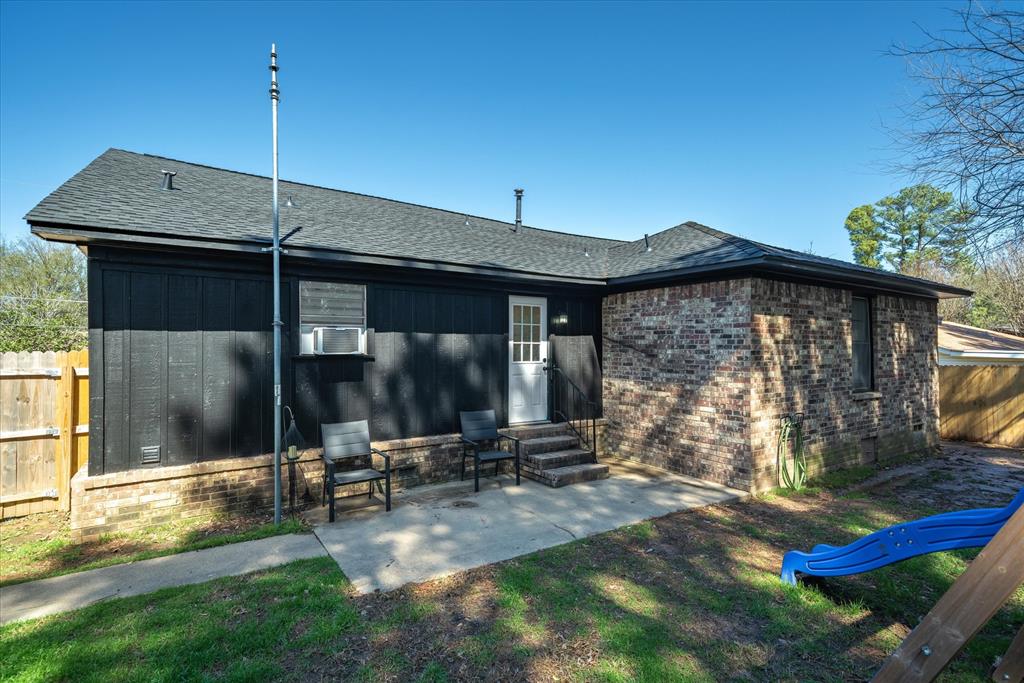 1460 Forrest Drive Canton, TX 75103 - Photo 29 of 36 a backyard of a house with table and chairs