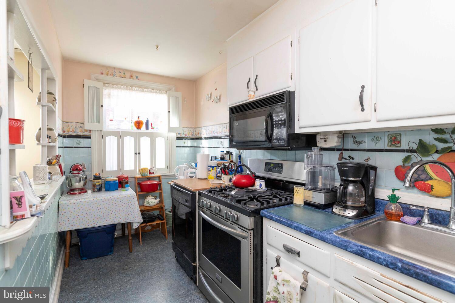 226 Benner Street Philadelphia, PA 19111 - Photo 2 of 25 Bright and Cheery Kitchen