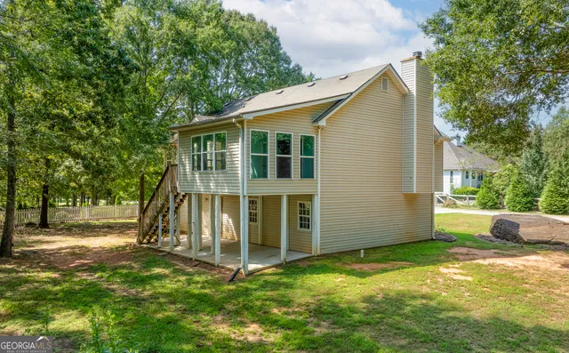 a view of a house with backyard