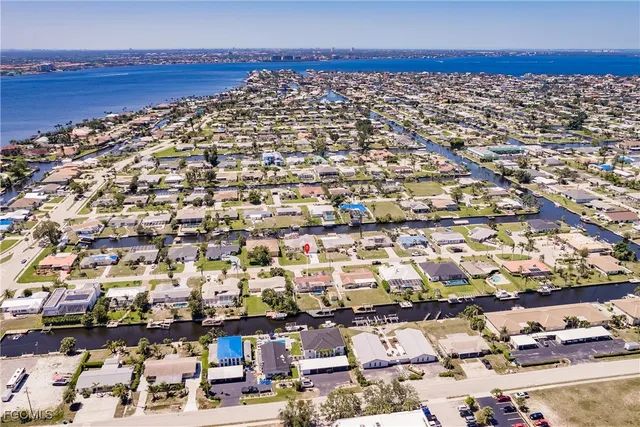 a view of a large yard with lots of buildings