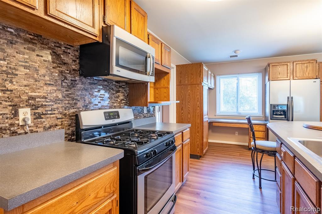 22969 Tuck Road Farmington Hills, MI 48336 - Photo 4 of 38 Gallery Image 4
