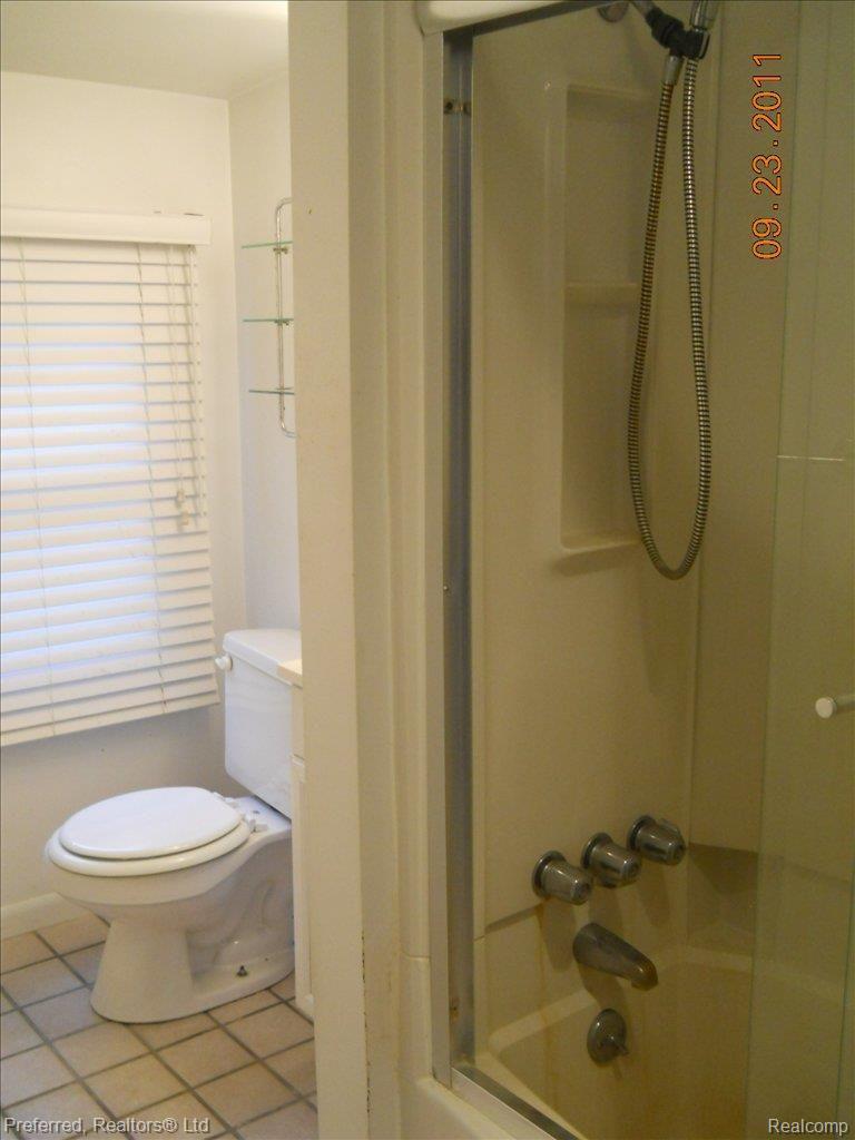25610 Farmbrook Road Southfield, MI 48034 - Photo 6 of 21 Bath Up