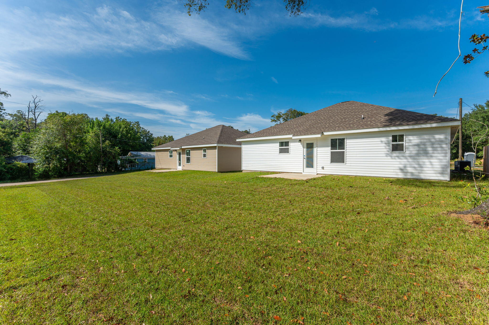 691 South 11th Street DeFuniak Springs, FL 32435 - Photo 31 of 40 a front view of a house with a garden