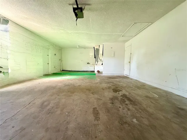 a view of a big room with a garage