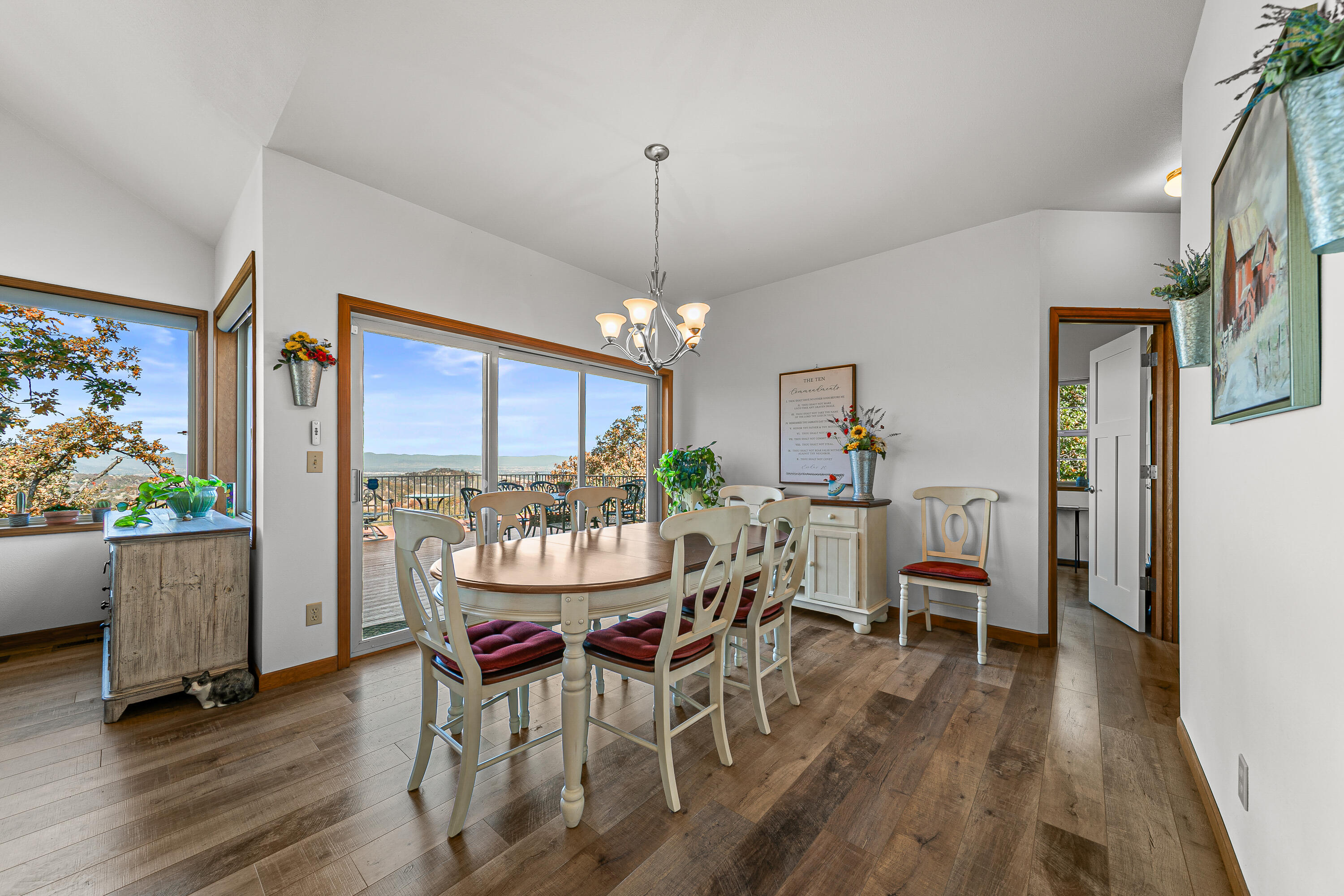 5227 Pioneer Road Medford, OR 97501 - Photo 11 of 55 9R9A6052
