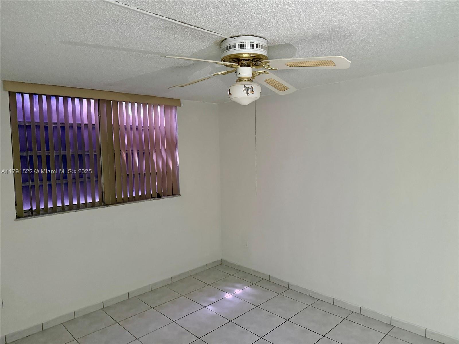 30 East 39th Street, Unit 217 Hialeah, FL 33013 - Photo 19 of 50 en empty room with window