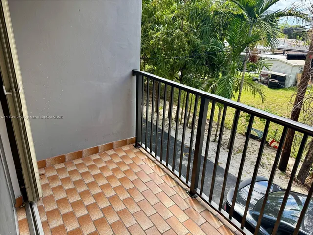 a view of a back yard