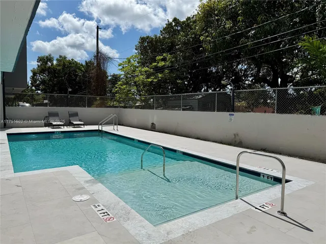 a view of a backyard