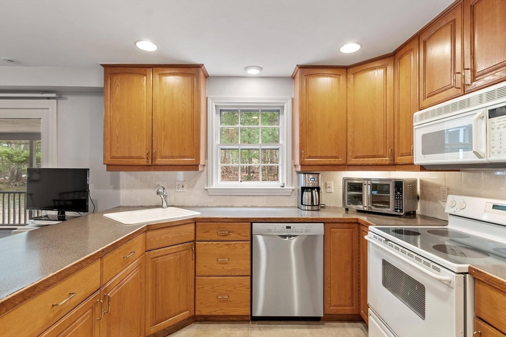 31 Old Stagecoach Road Bedford, MA 01730 - Photo 16 of 37