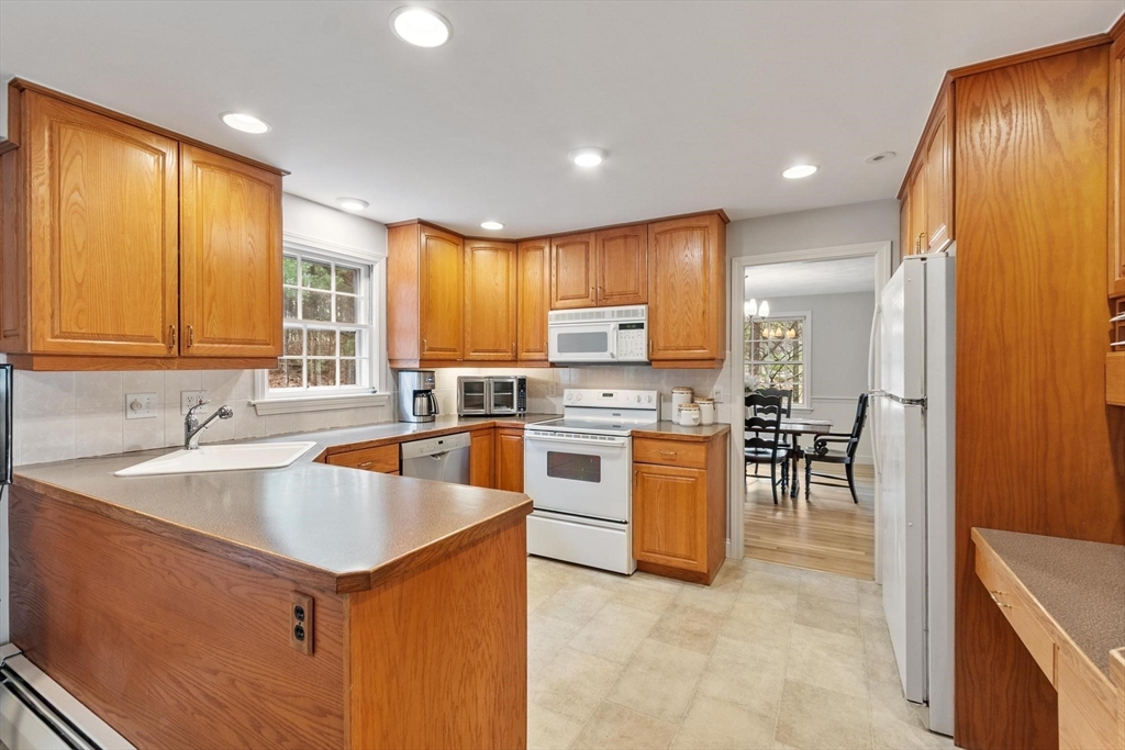31 Old Stagecoach Road Bedford, MA 01730 - Photo 17 of 37