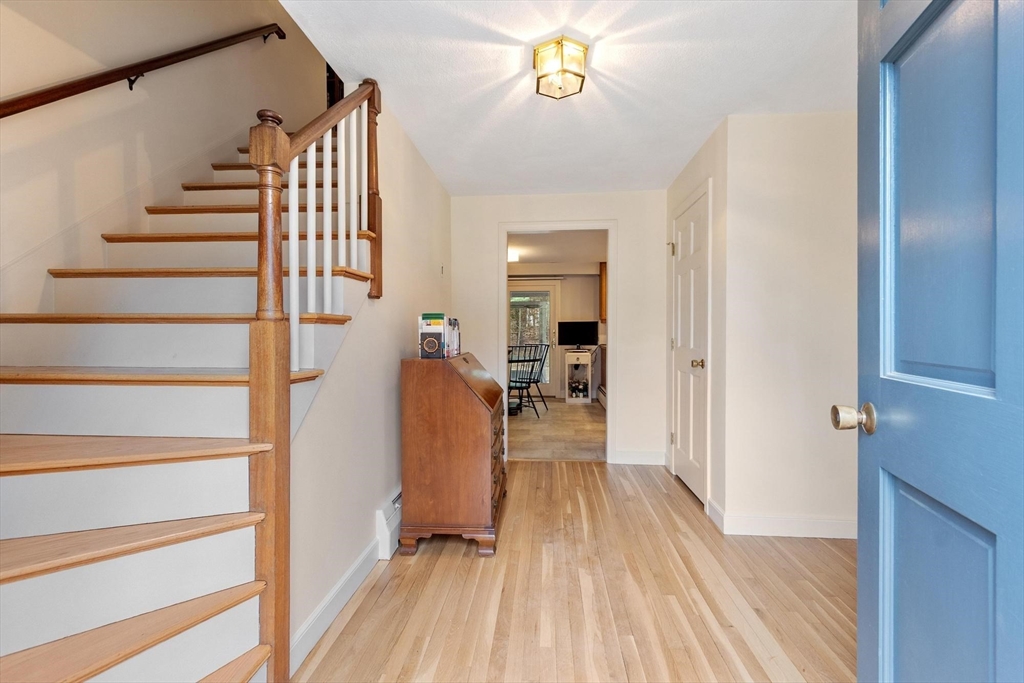 31 Old Stagecoach Road Bedford, MA 01730 - Photo 4 of 37