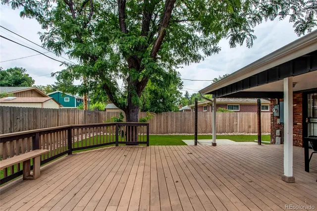 a view of a backyard