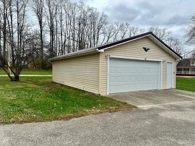 $179,900 | 1779 East Little Bear Road, Connersville, IN 47331