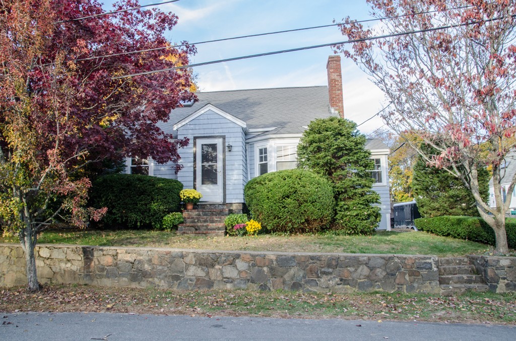 17 Calthrope Road Marblehead, MA 01945 - Photo 2 of 25 Gallery Image 2