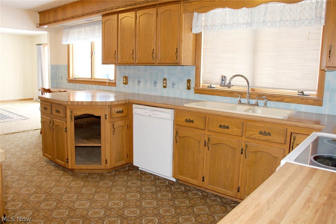 216 Perry Drive Northwest Canton, OH 44708 - Photo 10 of 32
