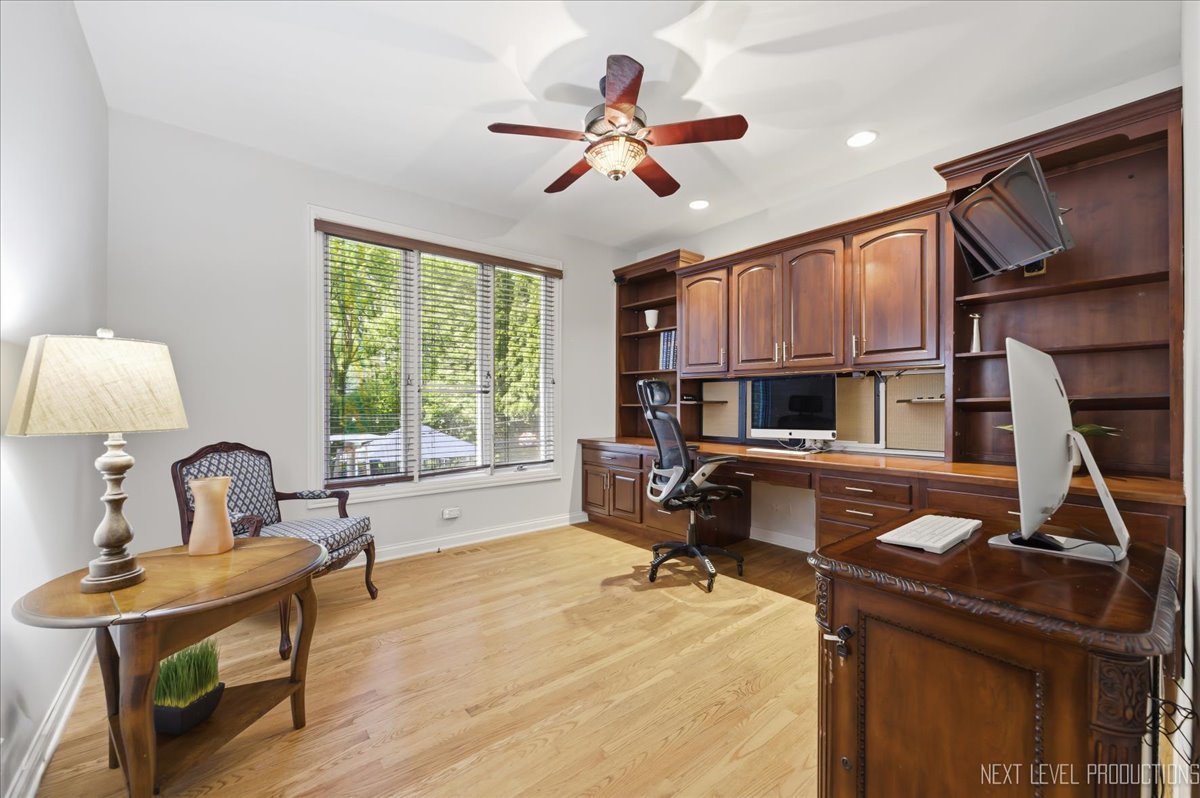 1914 North Ridge Avenue Arlington Heights, IL 60004 - Photo 18 of 50 a living room with furniture