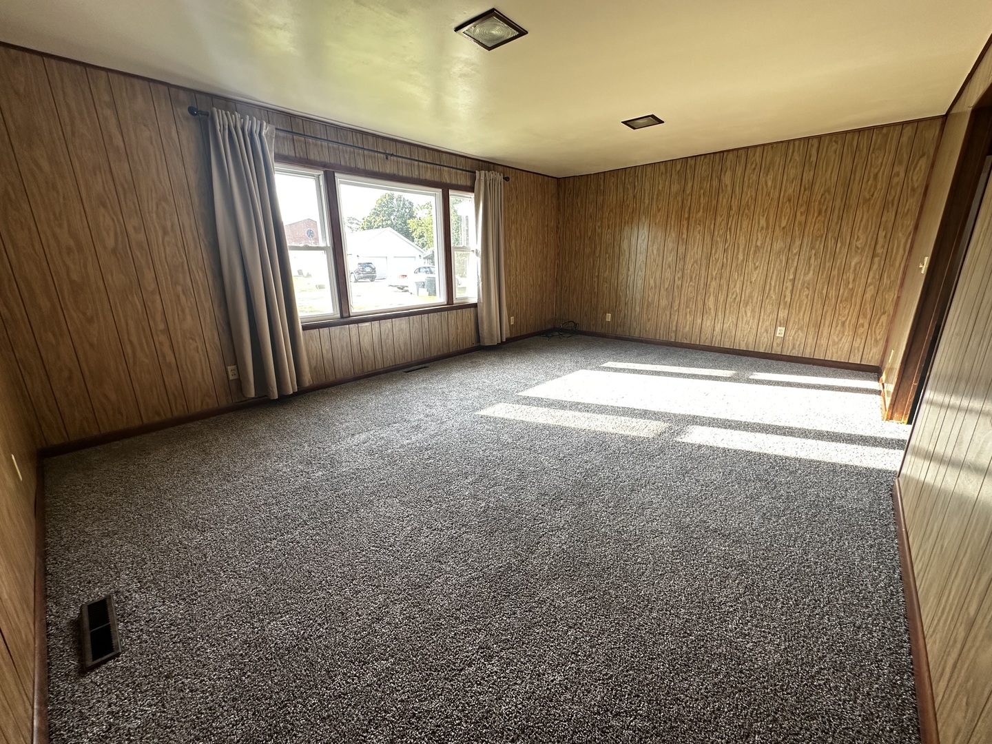 213 North Peoria Street Gilman, IL 60938 - Photo 17 of 44 a view of an empty room with a window