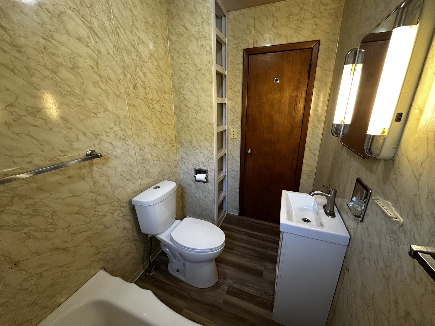 213 North Peoria Street Gilman, IL 60938 - Photo 27 of 44 a bathroom with a toilet and a sink