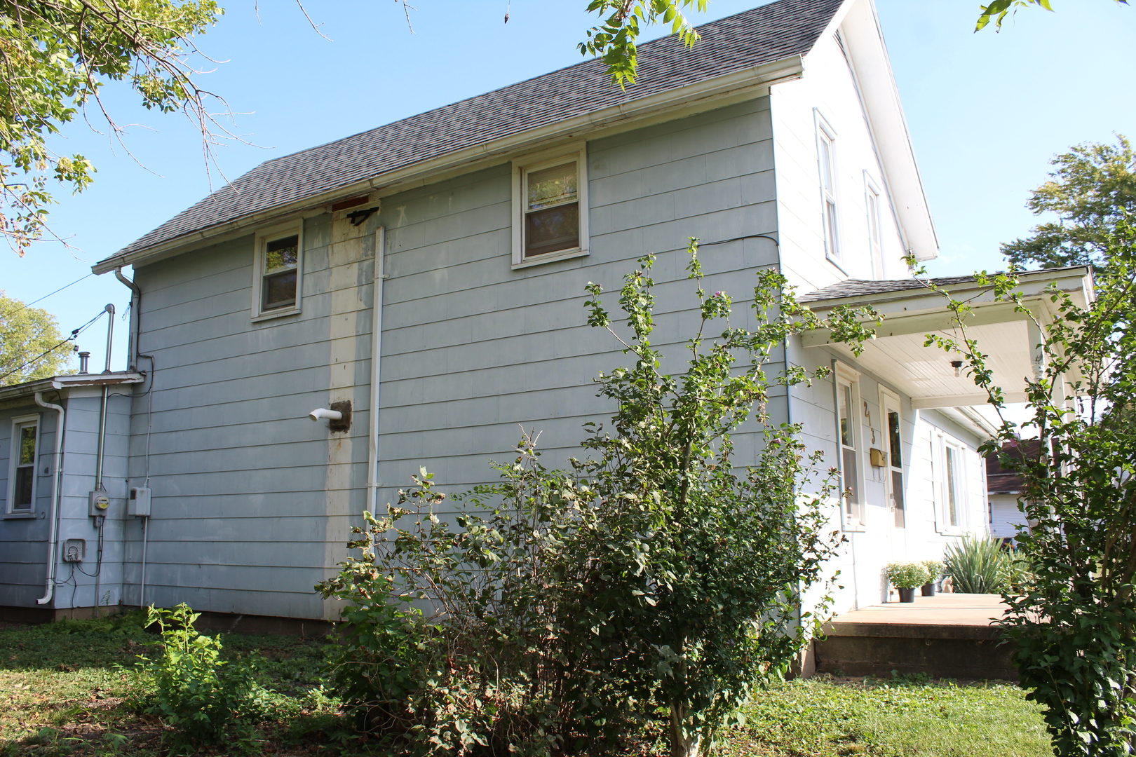 213 North Peoria Street Gilman, IL 60938 - Photo 4 of 44 a front view of a house with a yard