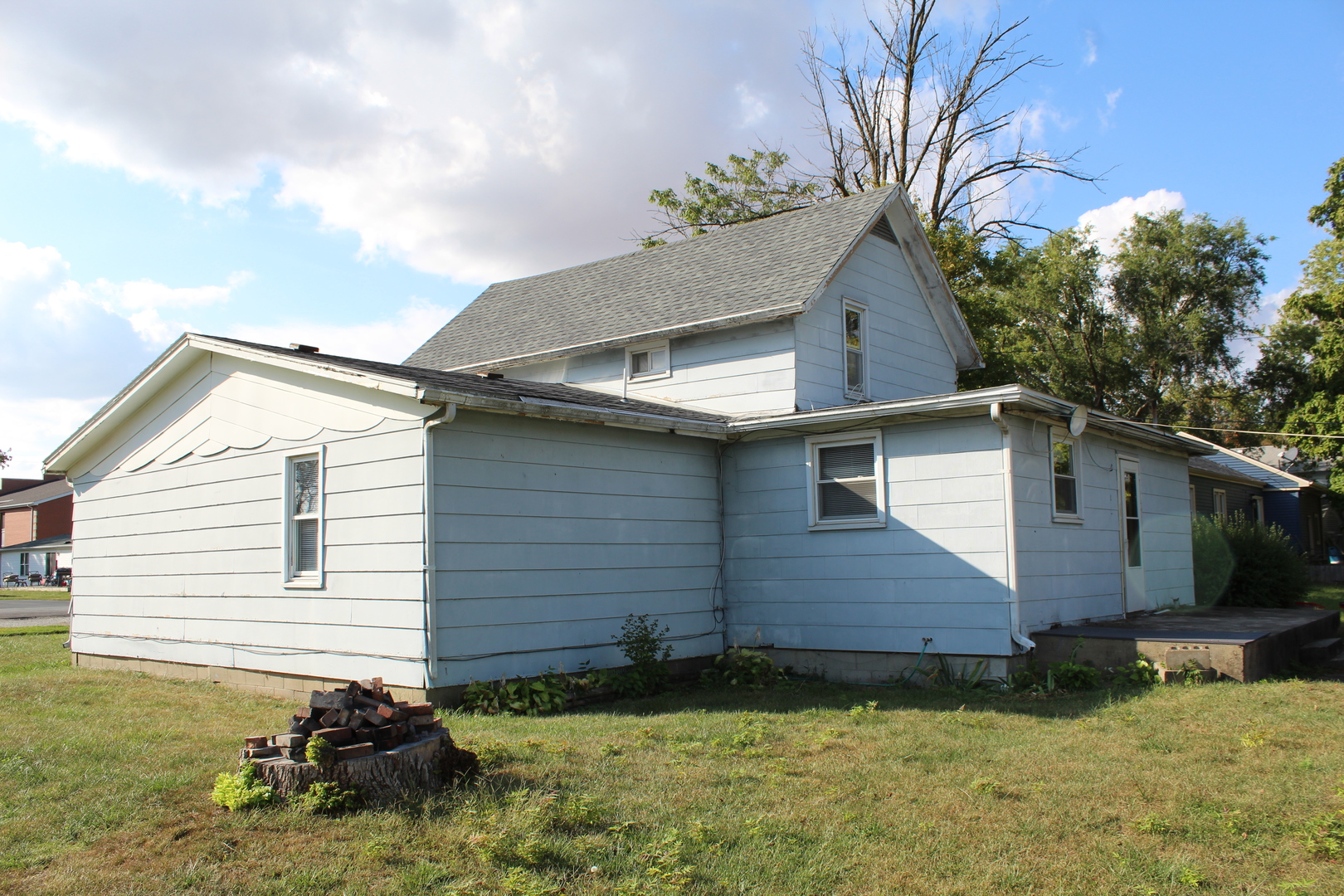 213 North Peoria Street Gilman, IL 60938 - Photo 6 of 44 a view of a house with a yard