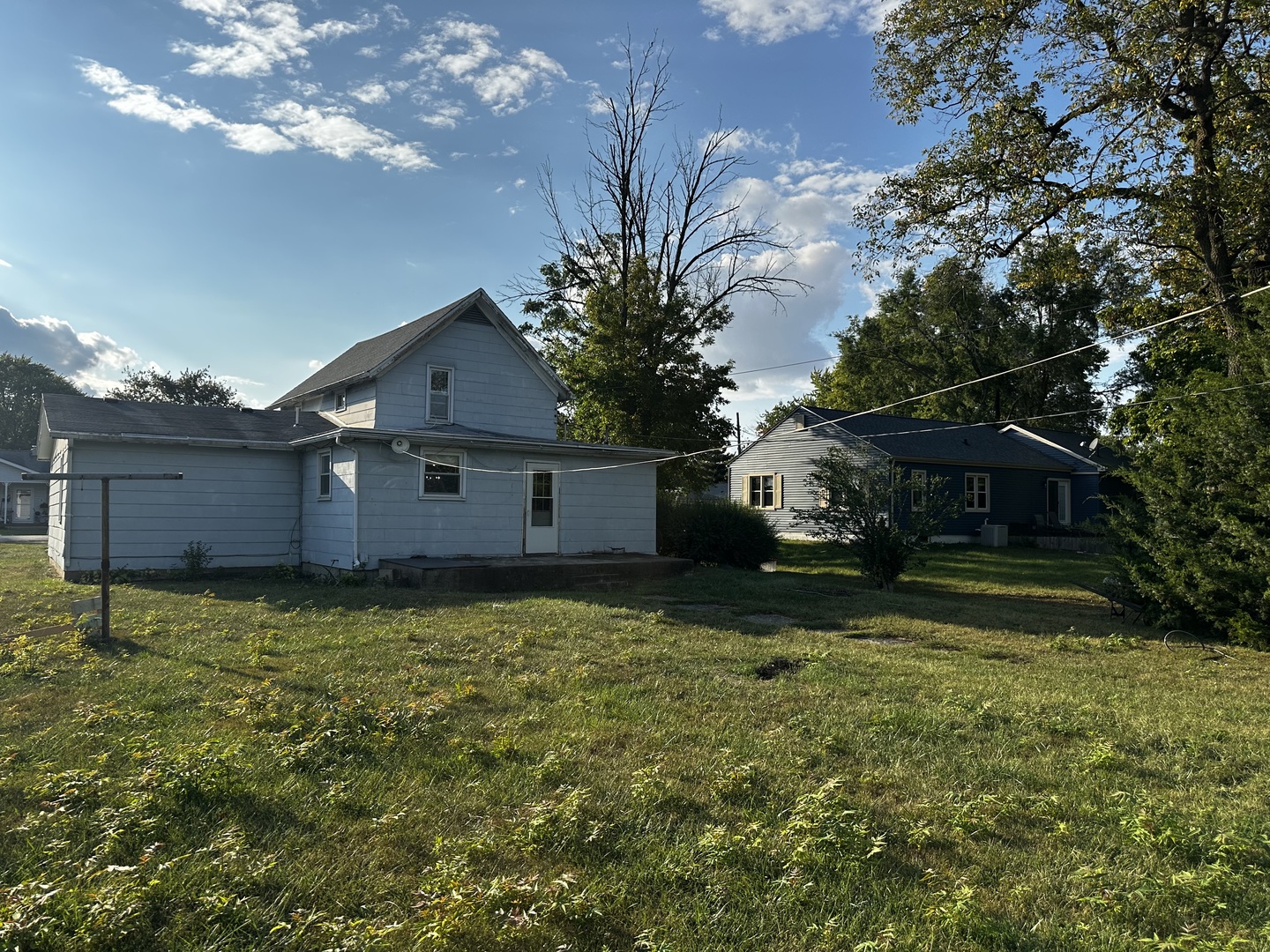 213 North Peoria Street Gilman, IL 60938 - Photo 7 of 44 a house view with a garden space