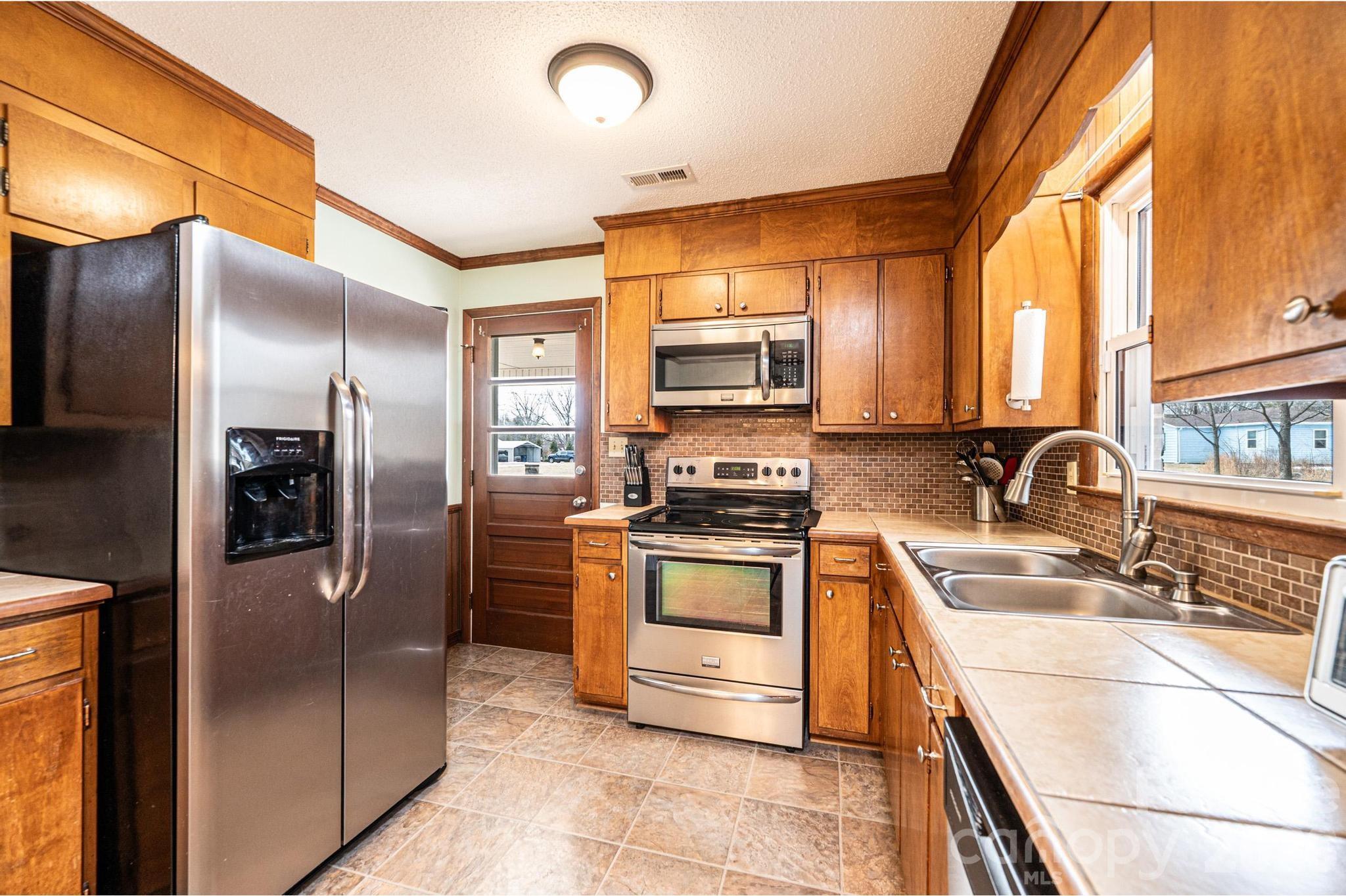 1109 34th St Lane Northeast Conover, NC 28613 - Photo 9 of 23